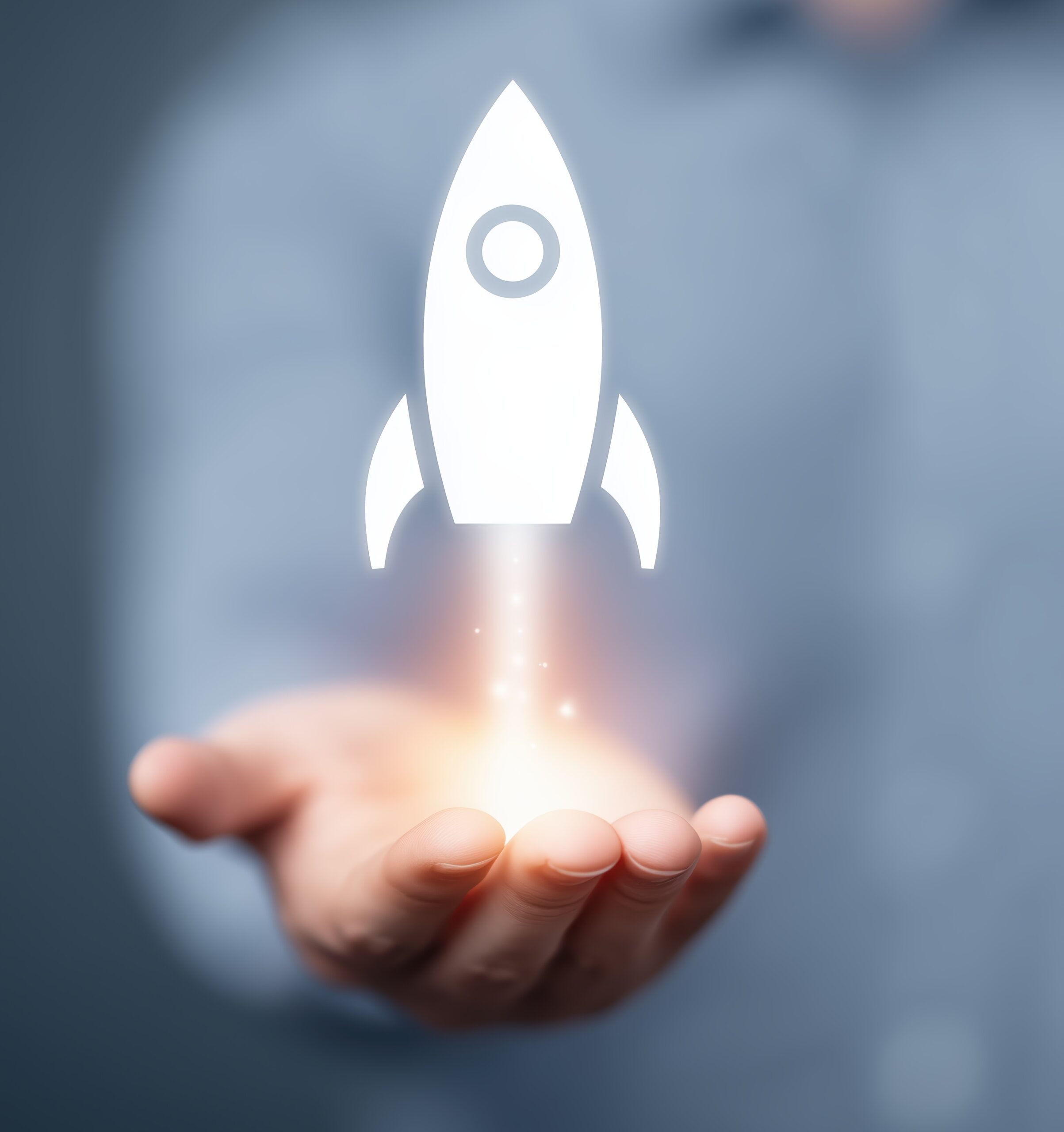 Symbol startu kampanii sprzedażowej dla twórców online – rakieta unosząca się nad dłonią