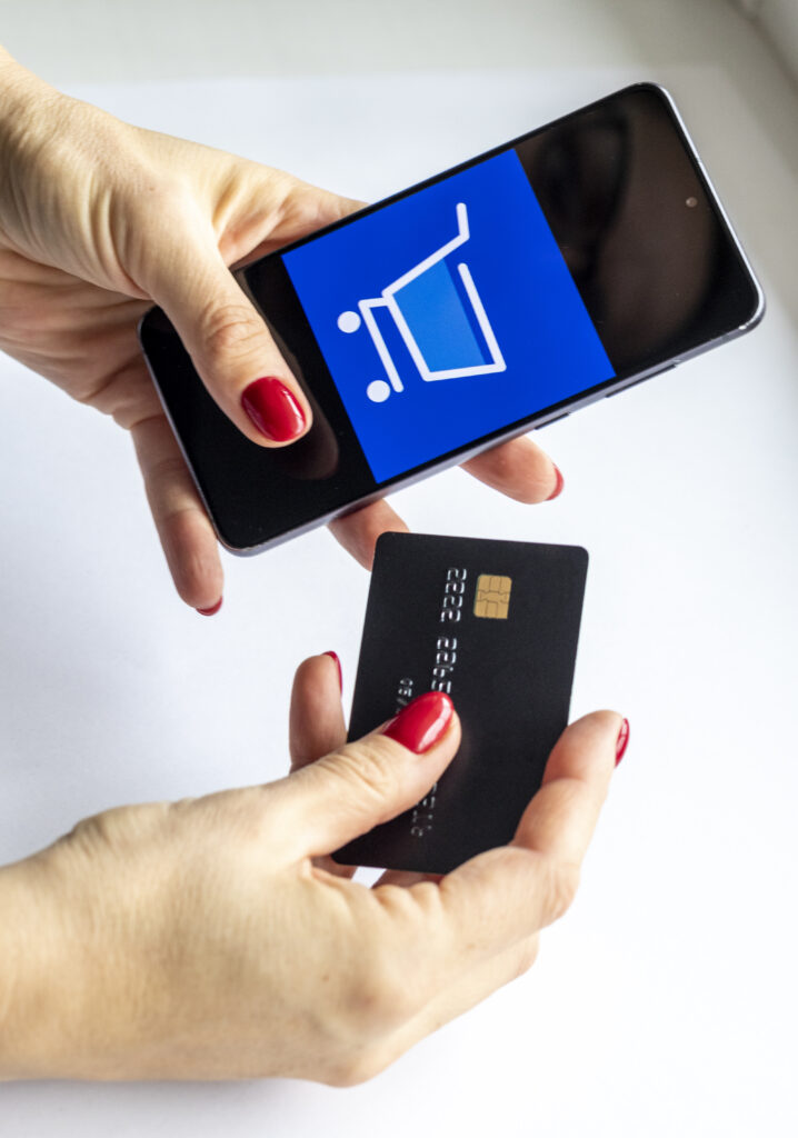 Osoba płacąca online za pomocą karty i smartfona.